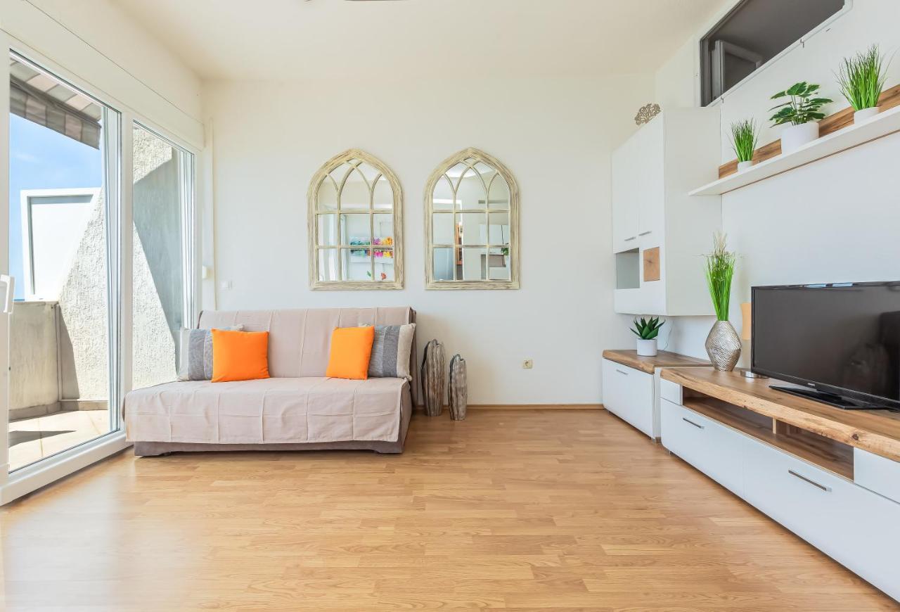 Apartment Three Rocks Jesenice (Split-Dalmatia)