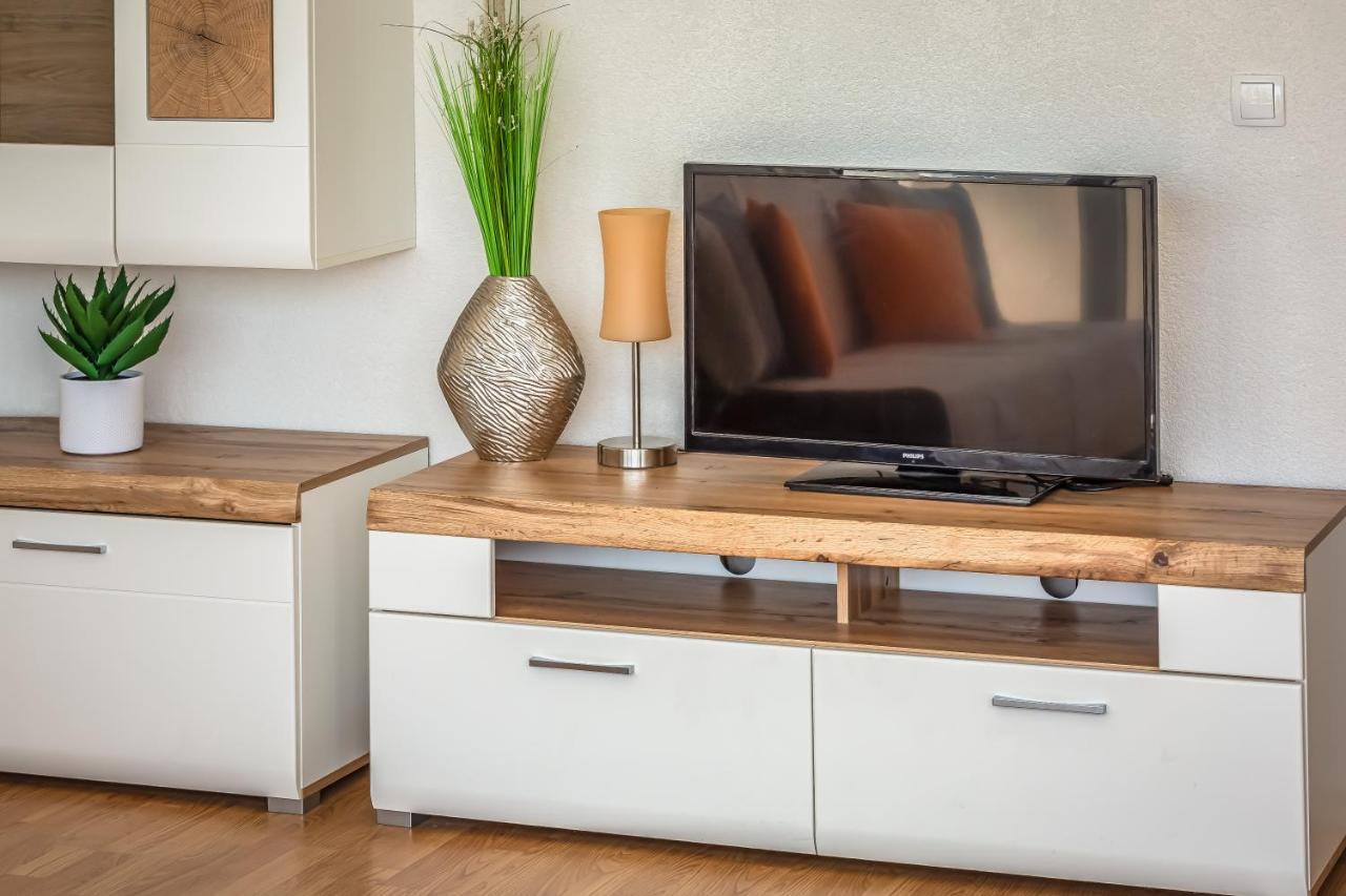 Apartment Three Rocks Jesenice (Split-Dalmatia)